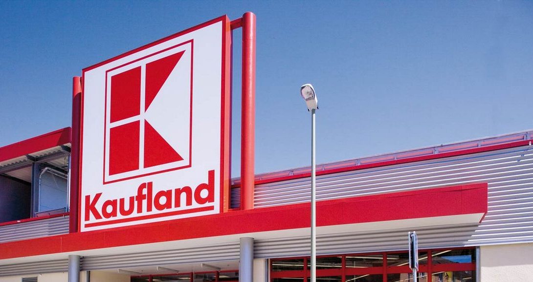 kaufland isi intampina clientii cu gunoaie-min