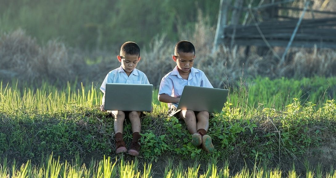 de la ce varsta lasam copiii pe internet-min