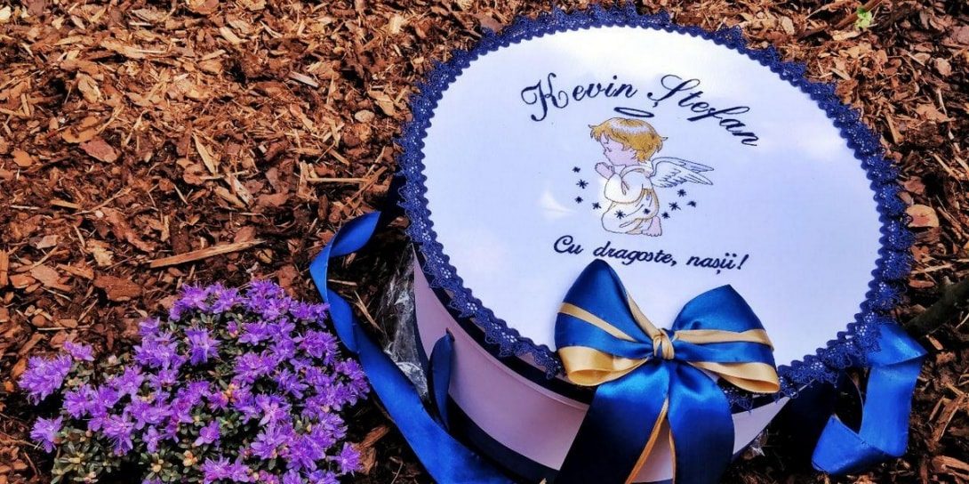 Trusou botez personalizat - casa cu broderii-min