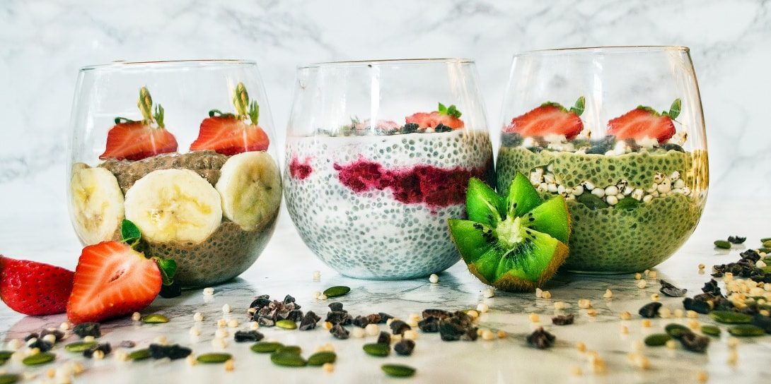 idee mic dejun - budinca de chia cu iaurt si fructe-min